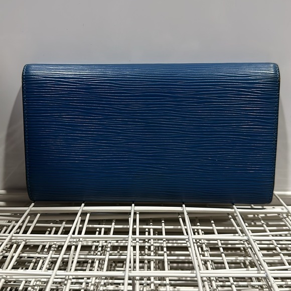 Luis Vuitton Cyan Blue Epi tri fold wallet. - Picture 3 of 17